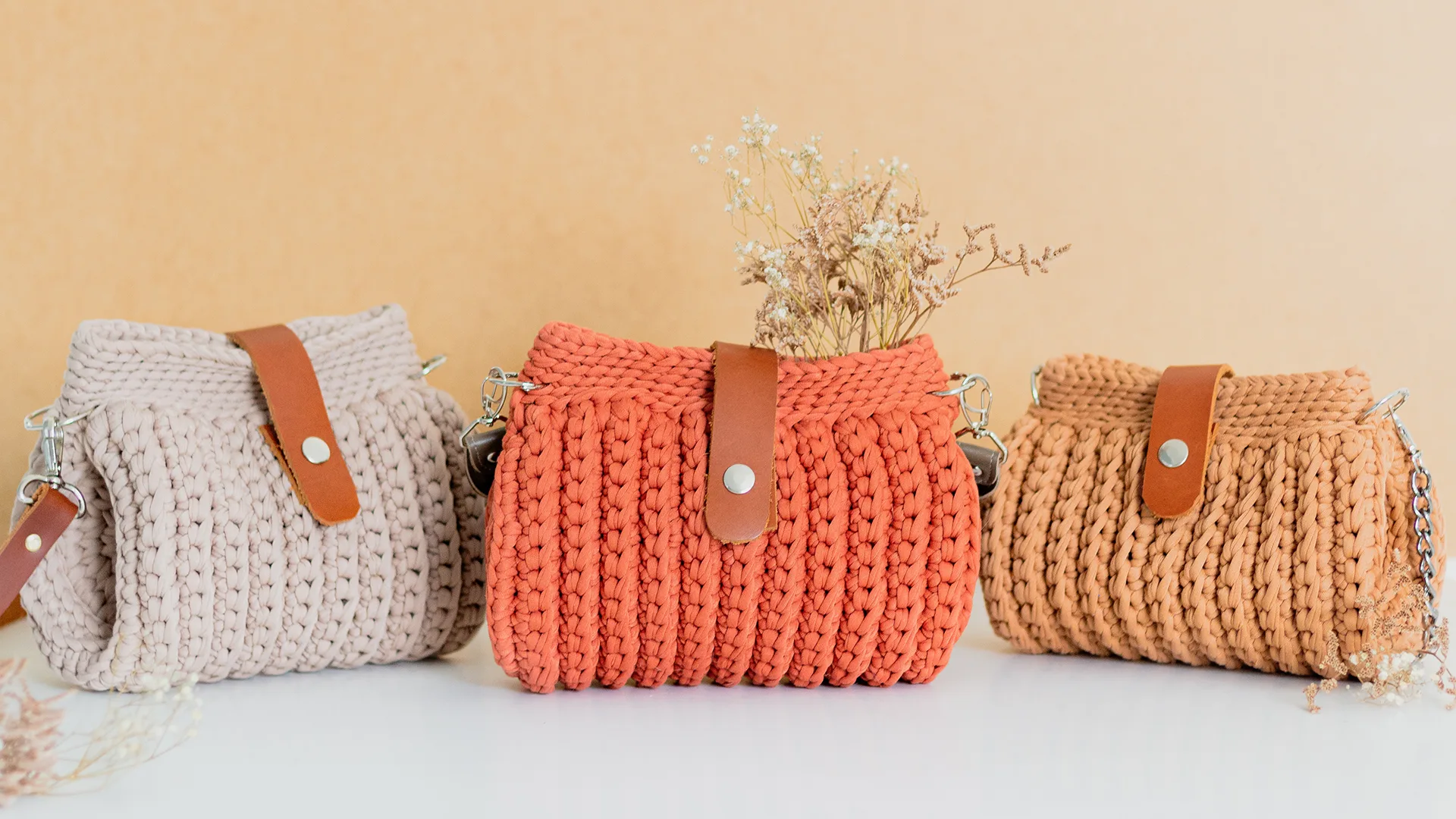 crochet crossbody bags with leather details in neutral tones