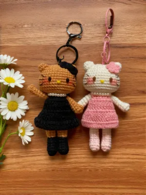 Amigurumi cat keychains with daisies